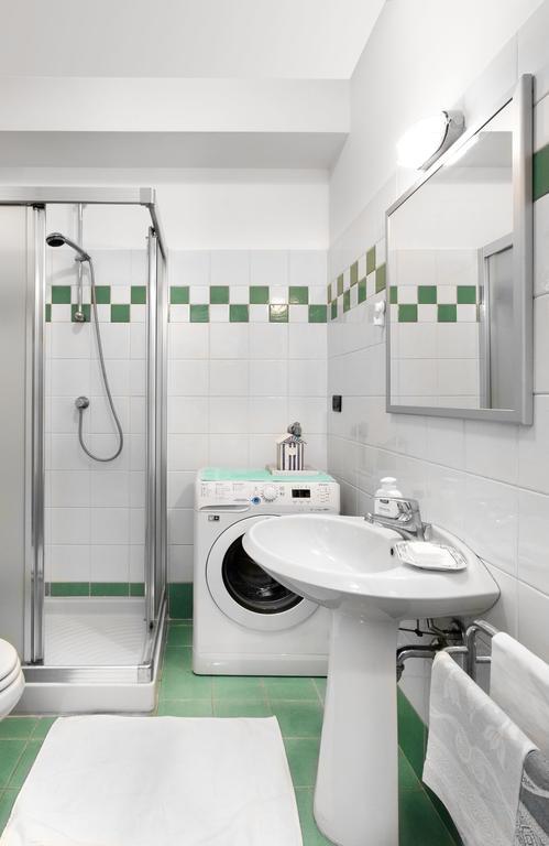 Sull'acqua Del Porto Antico
