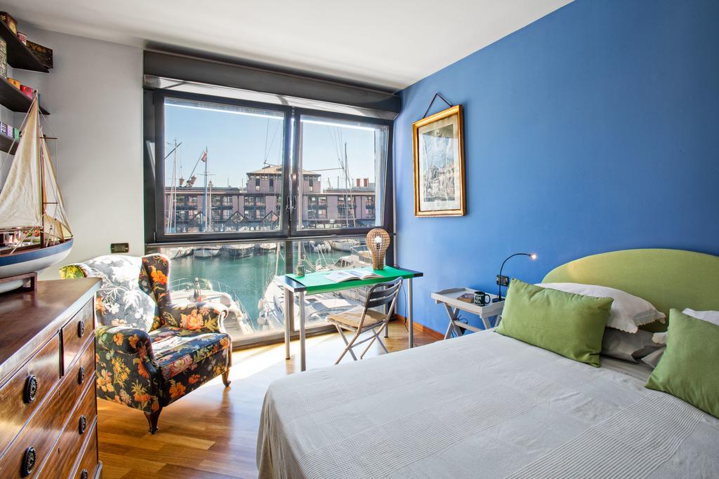 Sull'acqua Del Porto Antico Gênes