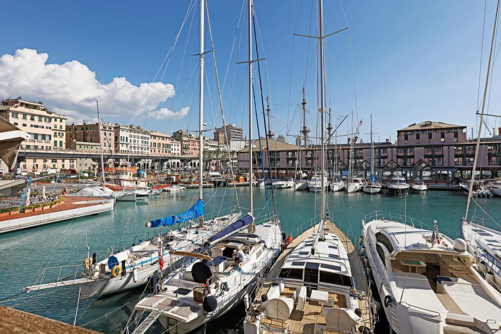 Sull'acqua Del Porto Antico Gênes